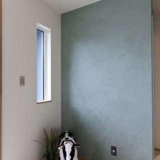 繊細な塗りの技術で仕上げられた塗り壁。絵画みたいでうっとり。ずっと眺めていられます♪