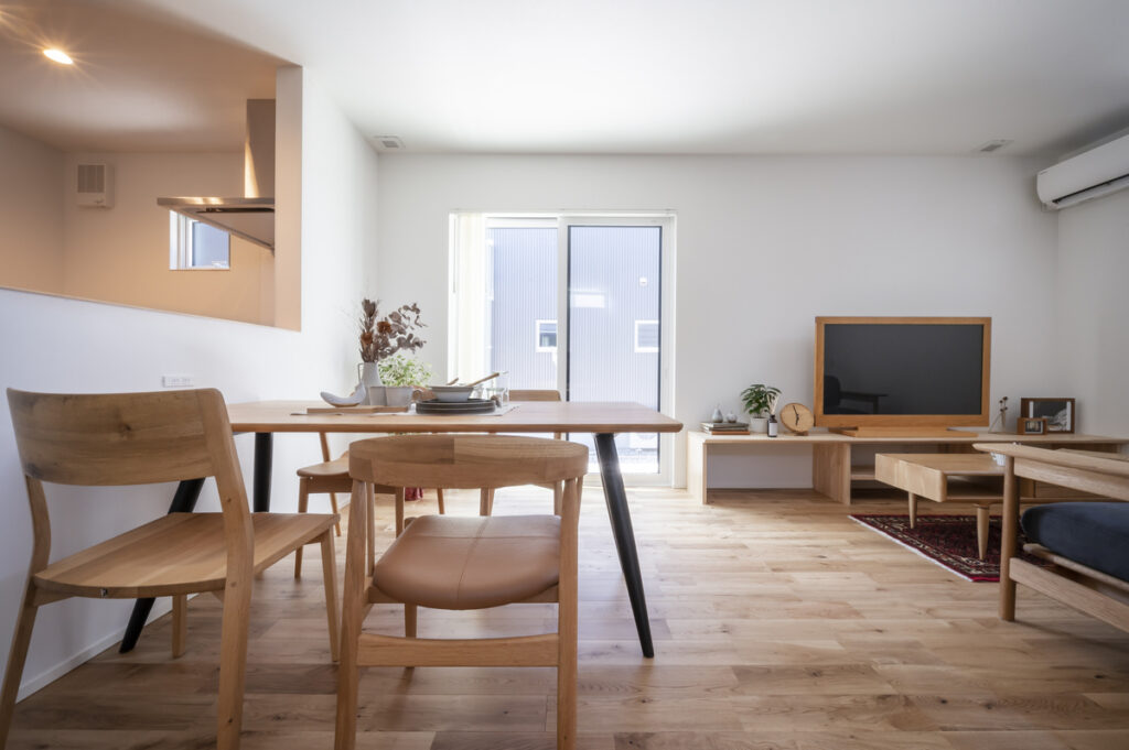 キッチンからリビングまで仕切りのない大空間がつながる、HEAT20 G2を標準としたモダンな内装