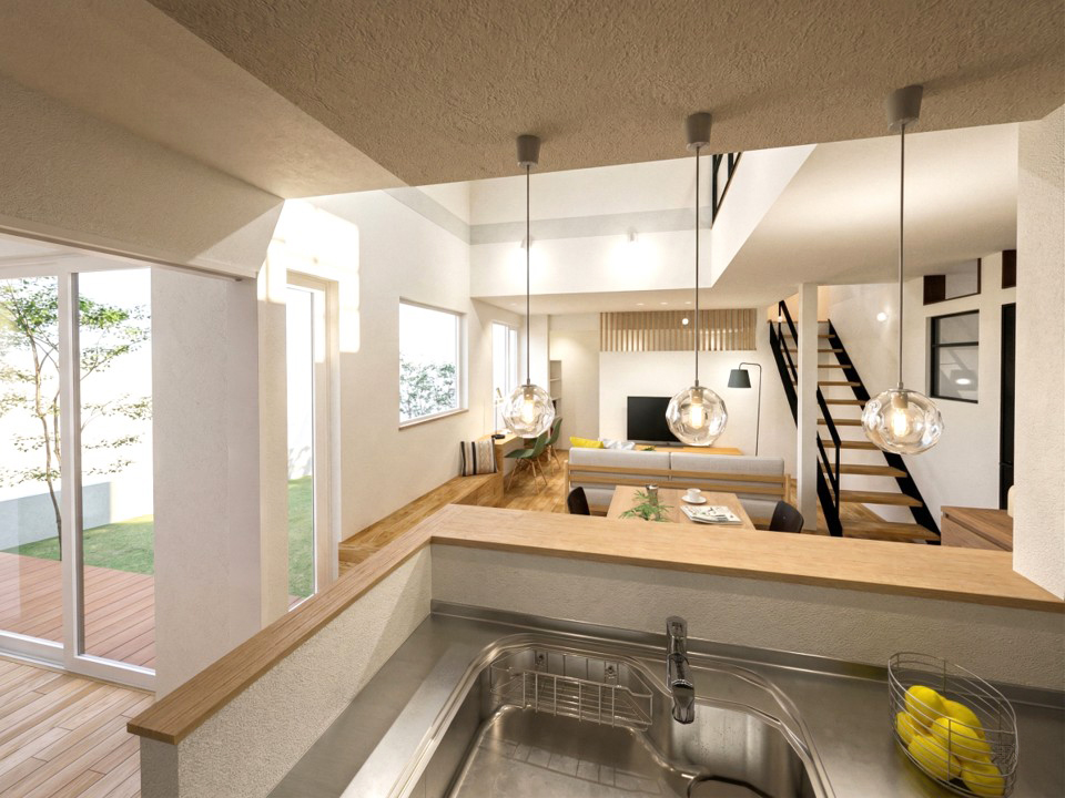 キッチンカウンターから見渡す、吹き抜けのある開放的なLDKとウッドデッキ。キッチン左手の部屋には、外の緑と繋がる掃き出し窓があり、内と外が一体となった広がりを感じさせます。